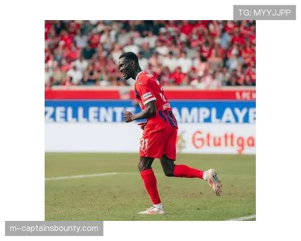 特写：海登海姆训练课，助教通过穿戴GPS背心实时指导球员的防守站位与切换